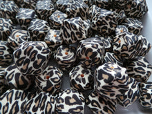 Load image into Gallery viewer, 17mm Hexagon Leopard Silicone Beads (Pack of 5)
